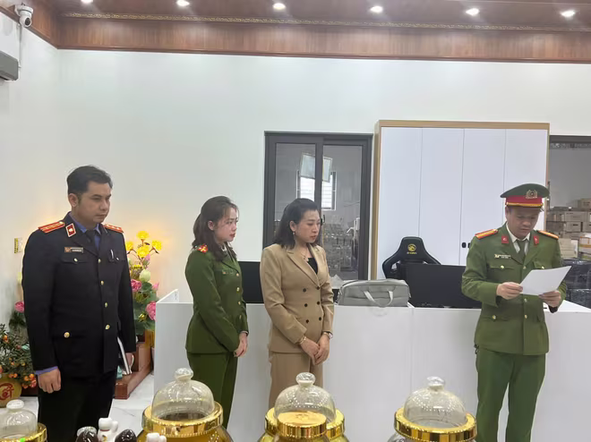 Cơ quan chức năng thực hiện lệnh khám xét nơi làm việc của Trương Thị Vinh Cơ quan chức năng thực hiện lệnh khám xét nơi làm việc của Trương Thị Vinh