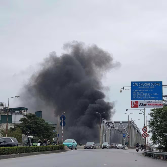 Cột khói bao trùm tại đầu cầu Chương Dương phía quận Long Biên