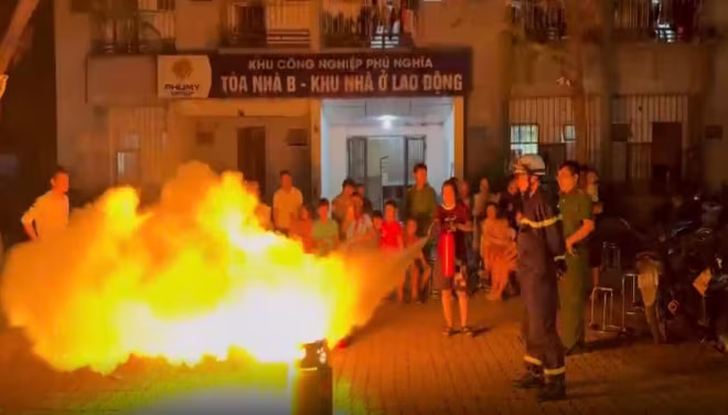 Cảnh sát PCCC và CNCH hướng dẫn người dân sử dụng phương tiện chữa cháy tại chỗ Cảnh sát PCCC và CNCH hướng dẫn người dân sử dụng phương tiện chữa cháy tại chỗ