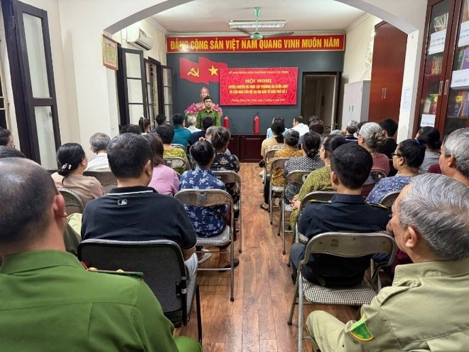 Đại diện Tổ địa bàn PCCC&amp;CNCH Hoàn Kiếm - Phòng Cảnh sát PCCC&amp;CNCH tuyên truyền về công tác PCCC