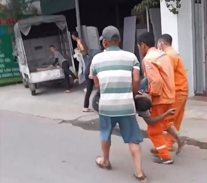 Nhân viên điện lực và người dân đưa nạn nhân đi cấp cứu