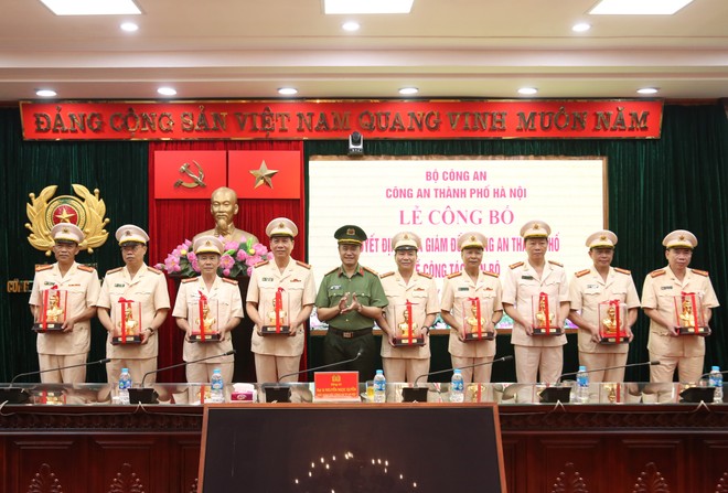 Đại tá Nguyễn Ngọc Quyền trao kỷ niệm chương chúc mừng 30 đồng chí đã hoàn thành xuất sắc chức trách, nhiệm vụ mà ngành Công an và Đảng ủy, Ban Giám đốc CATP đã giao trong thời gian công tác