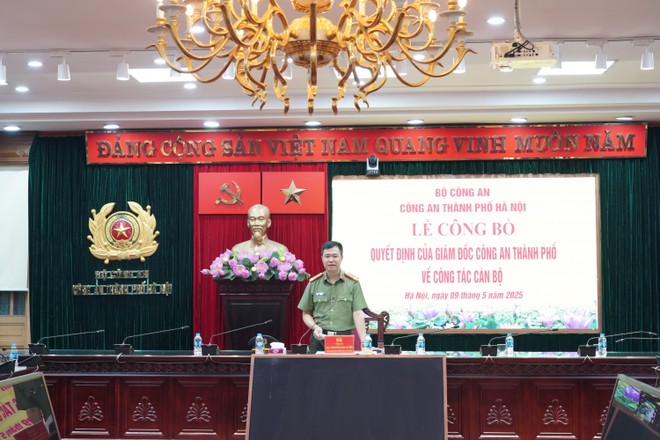 Đại tá Nguyễn Ngọc Quyền thay mặt Ban Thường vụ Đảng ủy - Ban Giám đốc CATP Hà Nội chúc mừng 30 đồng chí đã hoàn thành xuất sắc chức trách, nhiệm vụ mà ngành Công an và Đảng ủy, Ban Giám đốc CATP đã giao trong thời gian công tác