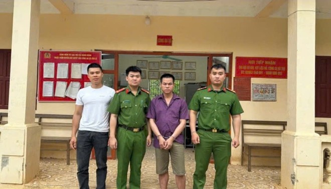 Cơ quan Công an bắt giữ đối tượng Nam (người áo tím đứng giữa)