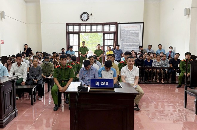 Các bị cáo tại phiên tòa xét xử