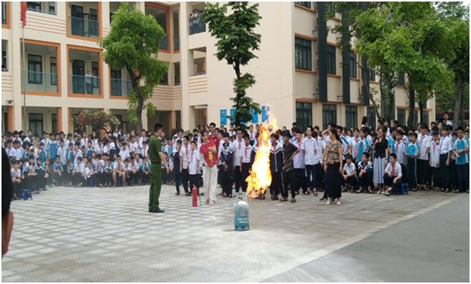 Cảnh sát PCCC và CNCH hướng dẫn sử dụng phương tiện chữa cháy để dập tắt đám cháy giả định