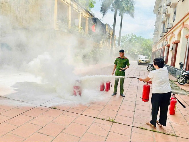 Người dân thực hành sử dụng phương tiện PCCC