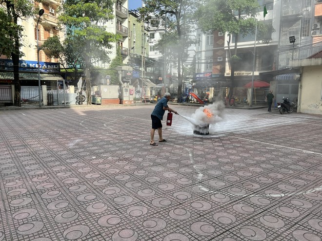 Học viên thực hành sử dụng bình PCCC an toàn, hiệu quả