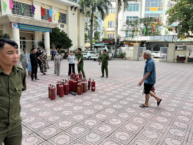 Cảnh sát PCCC và CNCH hướng dẫn học viên sử dụng phương tiện PCCC
