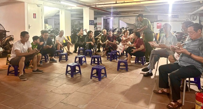 Tổ Cảnh sát PCCC và CNCH phát tờ rơi tuyên truyền an toàn PCCC đến khu dân cư