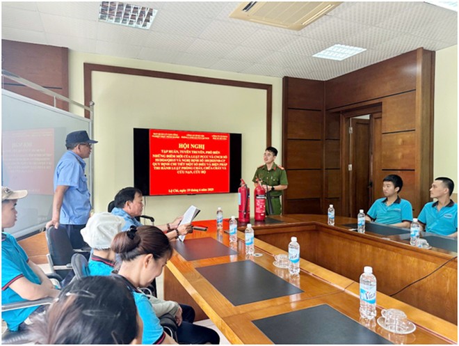Phòng cháy chữa cháy: Doanh nghiệp chủ động trước luật mới 1 Báo cáo viên giải đáp các câu hỏi của cán bộ, công nhân viên