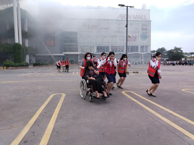 Các lực lượng tham gia hướng dẫn thoát nạn