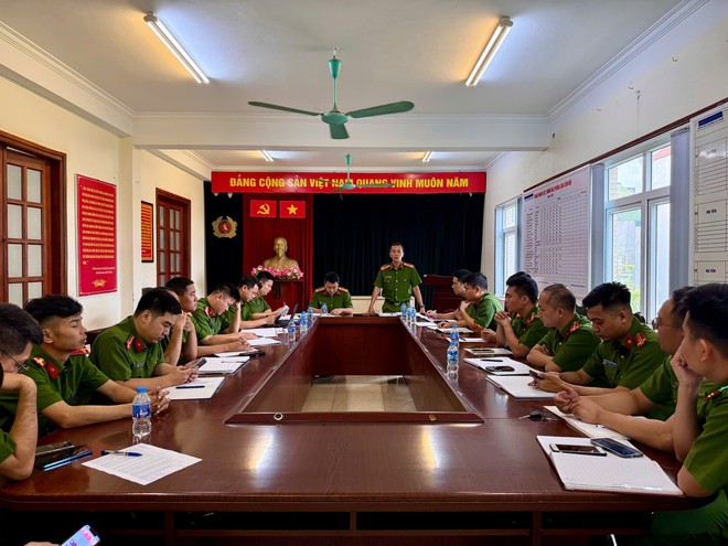 Đại diện Đội chữa cháy và cứu nạn cứu hộ khu vực số 18 – Phòng Cảnh sát PCCC&amp;CNCH – Công an TP Hà Nội tổ chức làm việc với Chỉ huy và Cảnh sát khu vực Long Biên