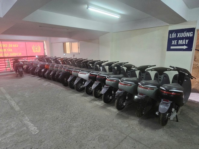 Cơ quan công an thu giữ số lượng lớn xe máy điện giả nhãn hiệu