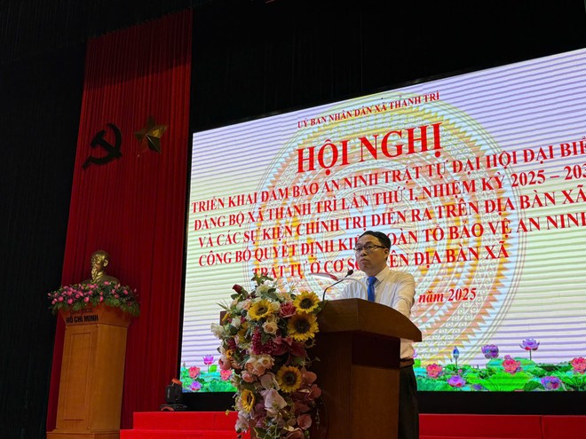 Ông Lã Văn Huy - Phó Bí thư Đảng ủy, Chủ tịch UBND xã Thanh Trì ghi nhận và biểu dương tinh thần chủ động, sự đoàn kết, sáng tạo của Đảng ủy, Ban Chỉ huy Công an xã Thanh Trì