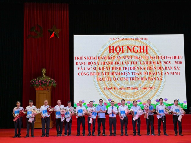 Tại Hội nghị, Ban tổ chức trao quyết định kiện toàn các tổ ANTT cơ sở trên địa bàn xã