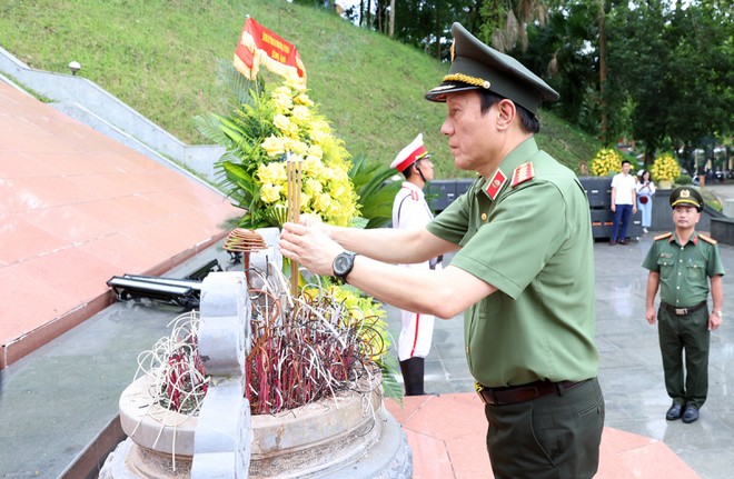 Bộ trưởng Lương Tam Quang dâng hương, dâng hoa tưởng niệm các Anh hùng Liệt sĩ Bộ trưởng Lương Tam Quang dâng hương, dâng hoa tưởng niệm các Anh hùng Liệt sĩ