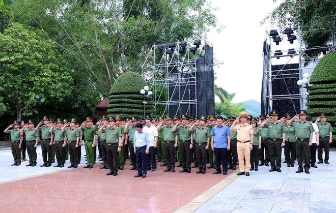 Đoàn đại biểu tưởng niệm các Anh hùng Liệt sĩ Đoàn đại biểu tưởng niệm các Anh hùng Liệt sĩ