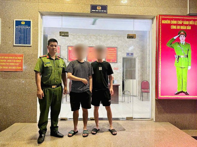 Công an phường Phú Thượng liên hệ người thân đón anh D về nhà
