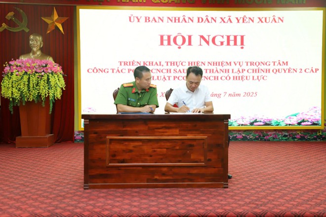 Đồng chí Trần Đức Thanh - Phó Chủ tịch UBND xã và đồng chí Trung tá Vũ Văn Quế - Phó Đội trưởng phụ trách Đội CC&amp;CNCH khu vực số 6 tiến hành ký kết biên bản bàn giao