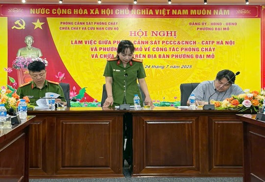 Trung tá Vũ Hồng Linh, Phó trưởng Phòng Cảnh sát PCCC và CNCH phát biểu tại hội nghị