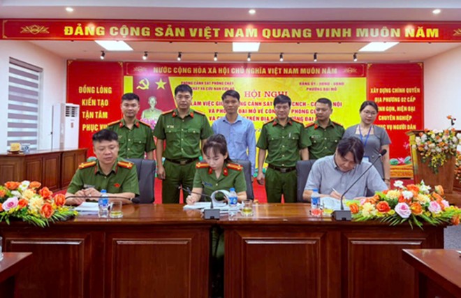 Lãnh đạo UBND phường Đại Mỗ và Lãnh đạo Phòng Cảnh sát PCCC&amp;CNCH ký bàn giao danh sách cơ sở thuộc diện quản lý về PCCC