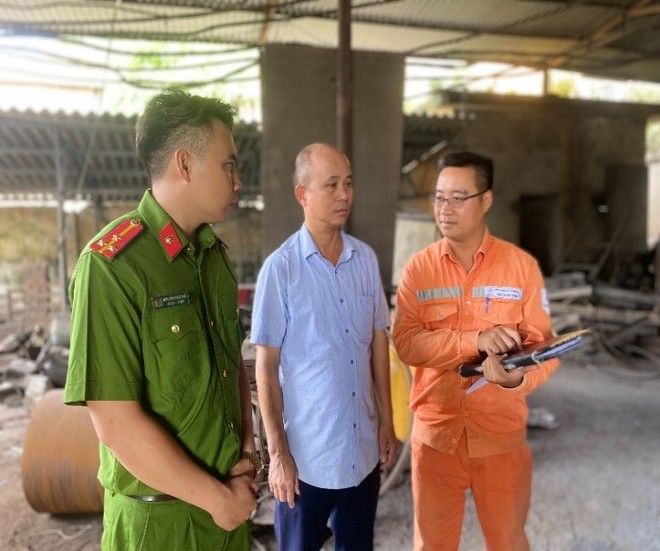Tổ công tác tuyên truyền, hướng dẫn cơ sở việc sử dụng điện an toàn, tiết kiệm