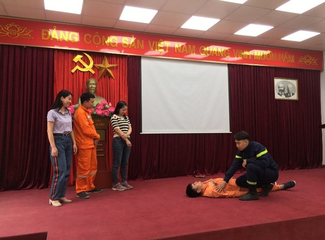 Tổ công tác hướng dẫn sơ cứu nạn nhân trong hỏa hoạn