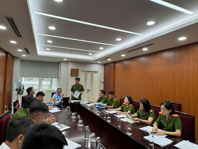 Thượng tá Đinh Việt Phương, Phó Trưởng phòng Cảnh sát PCCC và CNCH làm việc tại UBND phường Việt Hưng