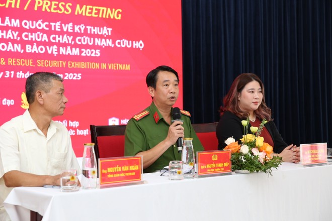 Các đại biểu trả lời thông tin báo chí tại họp báo