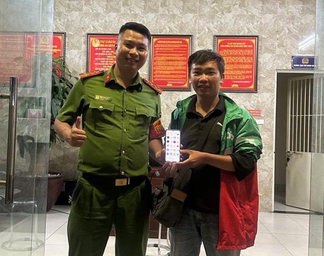 Công an phường Phú Thượng trao trả tài sản đánh rơi cho người dân