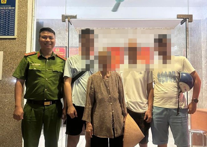 Công an phường Phú Thượng giúp đỡ cụ bà đi lạc trở về gia đình