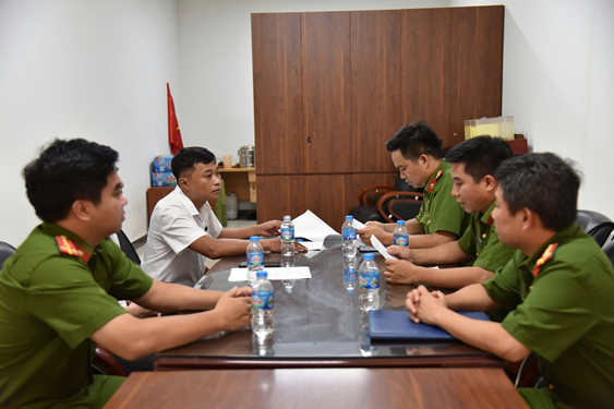 Đội Chữa cháy và CNCH Khu vực số 13 cùng Ban Quản lý chung cư làm việc, kiểm tra Hồ sơ quản lý theo dõi về công tác PCCC và CNCH tại cơ sở