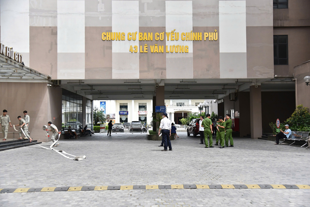 Đội PCCC cơ sở triển khai lăn vòi chữa cháy từ hệ thống cấp nước chữa cháy của chung cư...