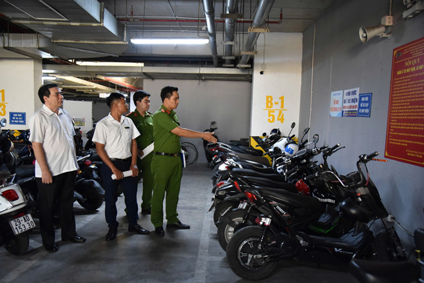 Lực lượng chức năng kiểm tra vị trí hầm và khu vực để xe điện, nơi sạc điện