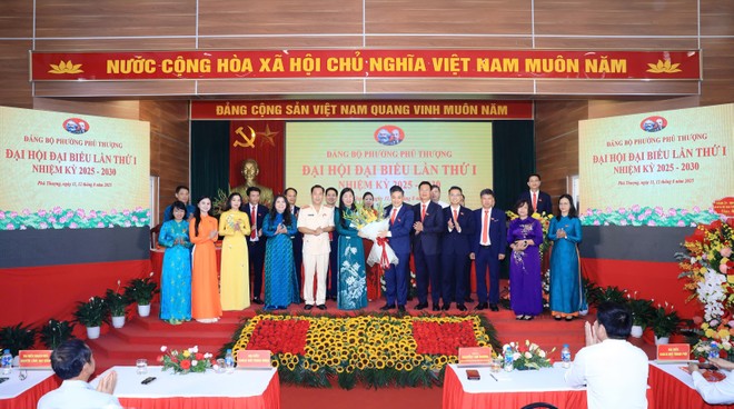 Lãnh đạo thành phố tặng hoa chúc mừng Ban chấp hành Đảng bộ phường Phú Thượng khóa mới Lãnh đạo thành phố tặng hoa chúc mừng Ban chấp hành Đảng bộ phường Phú Thượng khóa mới