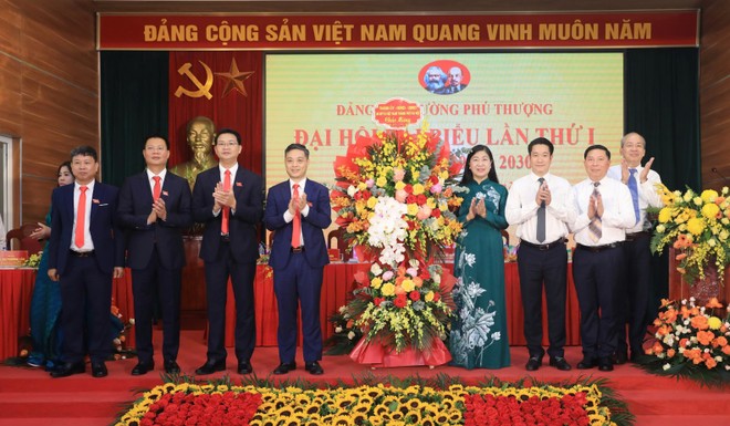 Lãnh đạo thành phố Hà Nội tặng hoa chúc mừng Đại hội Lãnh đạo thành phố Hà Nội tặng hoa chúc mừng Đại hội