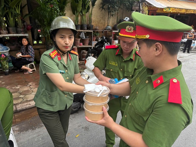 Tổ &quot;cấp dưỡng&quot; Công an phường Tây Hồ tại chốt làm nhiệm vụ đảm bảo ANTT phục vụ Đại lễ A80