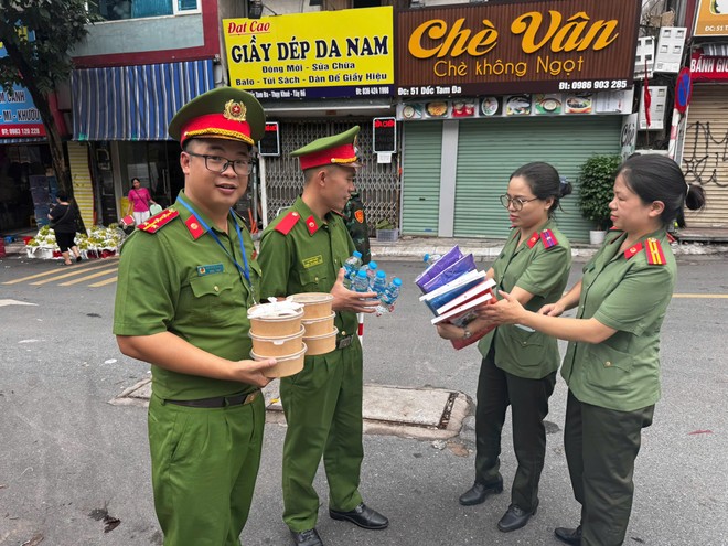 Chi hội phụ nữ Công an phường Tây Hồ động viên chốt làm nhiệm vụ tại dốc Tam Đa - Thụy Khuê