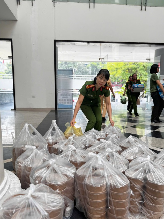 Tổ công tác Công an phường Tây Hồ chuẩn bị suất ăn phục vụ các chốt làm nhiệm vụ bảo vệ sự kiện A80