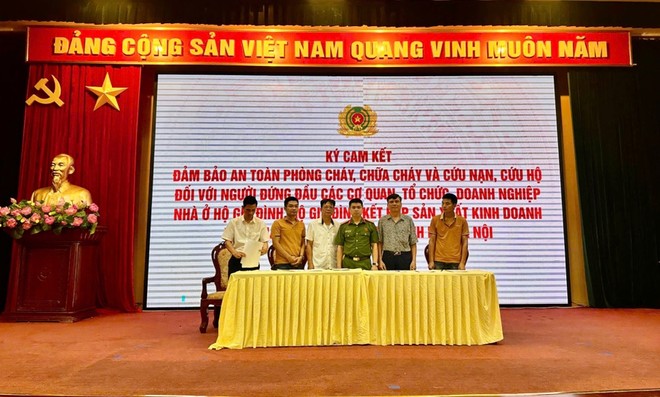 Đại diện các cơ sở ký cam kết thực hiện nghiêm các quy định về an toàn PCCC và CNCH