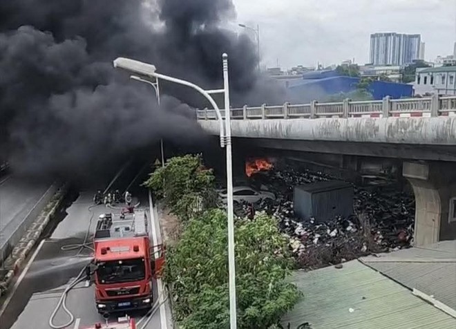 Lực lượng Cảnh sát Phòng cháy chữa cháy và cứu nạn cứu hộ- Công an Hà Nội nhanh chóng tiếp cận ngăn cháy lan