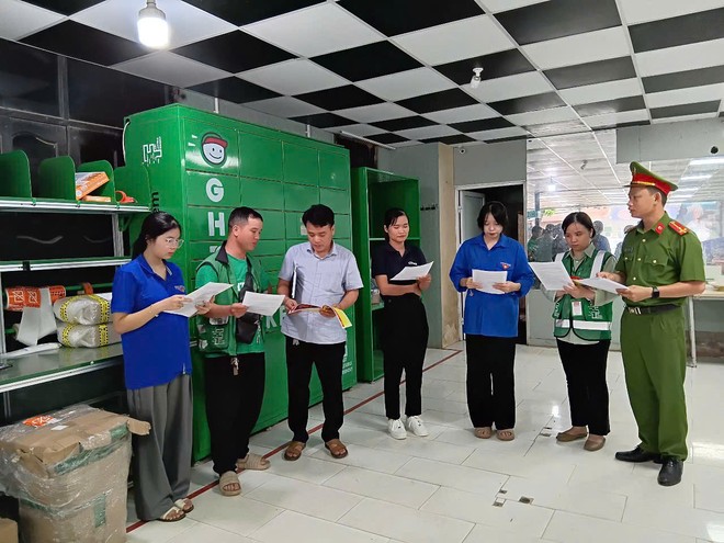 Tổ Cảnh sát khu vực Công an xã Hạ Bằng phối hợp với Phòng Kinh tế và Đoàn thanh niên xã đẩy mạnh công tác tuyên truyền PCCC và CNCH