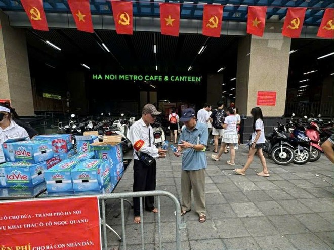 Tại các điểm trông xe miễn phí ở ngõ 168, Trạm ga Cát Linh số 167 phố Hào Nam, 29 phố Vũ Thạch và phía sau ga Cát Linh đều có tổ phát nước miễn phí phục vụ người dân