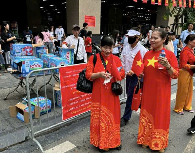 Công ty Ngọc Quang đã vận chuyển hàng nghìn chai nước tinh khiết đồng thời bố trí các bàn tặng nước miễn phí tặng người dân