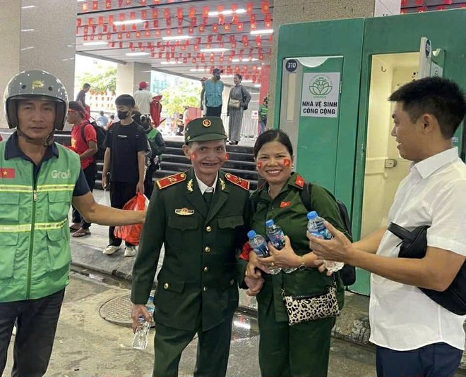 Đại diện Công ty Ngọc Quang tặng nước miễn phí CCB dự lễ Quốc khánh 2-9