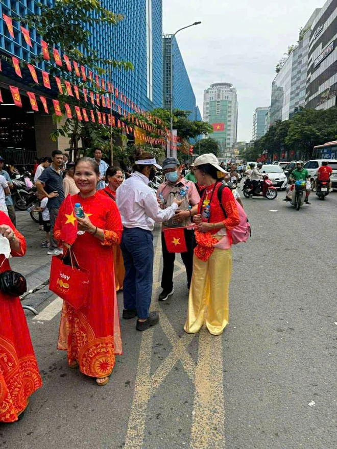Nhân viên Công ty Ngọc Quang tặng nước miễn phí người dân dự lễ Quốc khánh 2-9