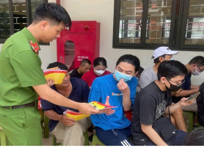 CBCS đội Chữa cháy và CNCH khu vực số 20 phát tài liệu tuyên truyền PCCC cho nhân dân