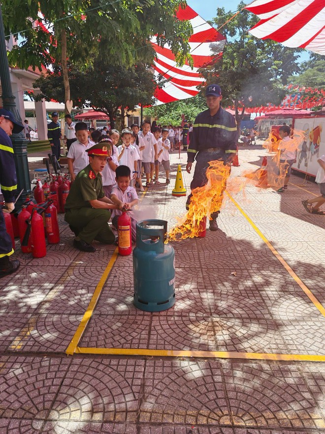 Vượt chướng ngại vật: Các &quot;lính cứu hỏa nhí&quot; phải nhanh chóng vượt qua các rào cản để tiếp cận khu vực &quot;cháy&quot;