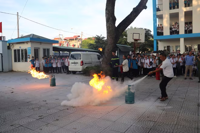 Cảnh sát PCCC và CNCH tuyên truyền an toàn PCCC cho người dân